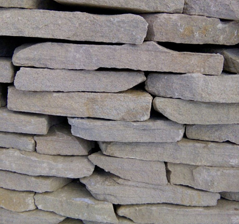 Kamenclub.ru: Песчаник пластушка светло-серый (4,0 - 6,0 см)  купить в Челябинске плитняк - пластушка светло-серый песчаник 12600 руб/м3   фото КАМЕНЬ КЛУБ