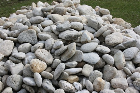 Kamenclub.ru: Бело-серый валунчик фр.100-300 мм.  купить в Челябинске крупный камень для ландшафта серый, белый бело-серый валун крупная галька 4500 руб/т   фото КАМЕНЬ КЛУБ