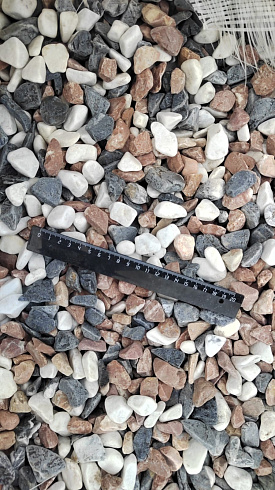 Kamenclub.ru: Мраморная крошка (щебень галтованный микс:белый-зеленый-розовый) фр.20-40 мм.  купить в Челябинске мрамор белый, зеленый, розовый мрамор декоративный (галтовка) 15500 руб/т   фото КАМЕНЬ КЛУБ