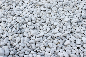 Kamenclub.ru: Мраморная крошка (щебень галтованный белый) фр.10-20 мм.  купить в Челябинске мрамор белый, молочный, айвори окатанный округлый декоративный ландшафтный щебень 17000 руб/т   фото КАМЕНЬ КЛУБ