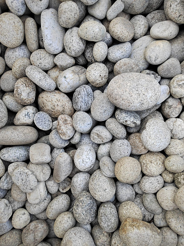 Kamenclub.ru: Галька речная окат (серо-белая) фр. 70-120 мм купить  в Челябинске галька галечник бело-серая, серо-белая, серая, белая речная природная галька  8000 руб/т   фото КАМЕНЬ КЛУБ