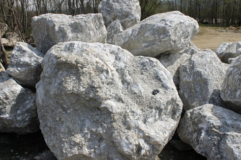 Kamenclub.ru: Мраморизированный известняк фр.500-1500 мм.  купить в Челябинске    10000 руб/т   фото КАМЕНЬ КЛУБ