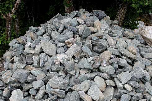 Kamenclub.ru: Гранит скальник (серо-зеленый) фр. 100-500 мм.  купить в Челябинске гранит зеленый, серый, салатовый крупный ландшафтный валун 6 000 руб/т   фото КАМЕНЬ КЛУБ