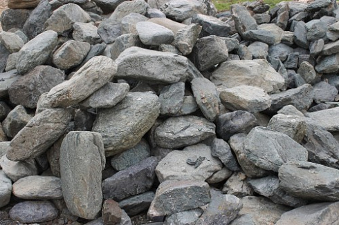 Kamenclub.ru: Гранит скальник (серо-зеленый) фр. 100-500 мм.  купить в Челябинске гранит зеленый, серый, салатовый крупный ландшафтный валун 6 000 руб/т   фото КАМЕНЬ КЛУБ