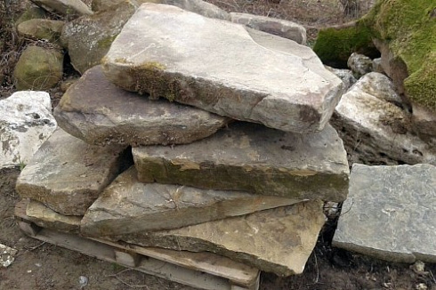 Kamenclub.ru: Песчаник плиты - плахи - пошаговые дорожки (фр. 70-150 мм)  купить в Челябинске песчаник серый бежевый желтый зеленый колотый песчаник строительный 6500 руб/т   фото КАМЕНЬ КЛУБ