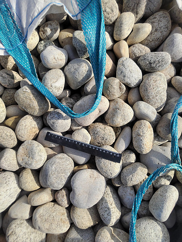 Kamenclub.ru: Галька речная окат (серо-белая) фр. 70-120 мм купить  в Челябинске галька галечник бело-серая, серо-белая, серая, белая речная природная галька  8000 руб/т   фото КАМЕНЬ КЛУБ