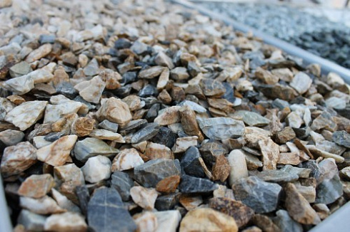 Kamenclub.ru: Мраморная крошка (щебень крошка медовый), фр. 10-20 мм.  купить в Челябинске песчаник бежевый, серый каменная ландшафтная крошка  12000 руб/т   фото КАМЕНЬ КЛУБ