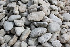 Kamenclub.ru: Бело-серый валунчик фр.100-300 мм.  купить в Челябинске крупный камень для ландшафта серый, белый бело-серый валун крупная галька 4500 руб/т   фото КАМЕНЬ КЛУБ