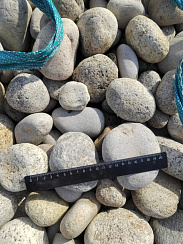 Kamenclub.ru: Галька речная окат (серо-белая) фр. 70-120 мм купить  в Челябинске галька галечник бело-серая, серо-белая, серая, белая речная природная галька  8000 руб/т   фото КАМЕНЬ КЛУБ