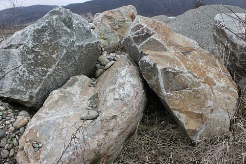 Kamenclub.ru: Гранит скальник (серо-зеленый) фр. 500-1500 мм.  купить в Челябинске гранит мрамор  серый зеленый темно-серый глыба скальная колотая ландшафтная 7 500 руб/т   фото КАМЕНЬ КЛУБ