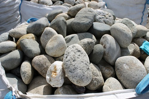 Kamenclub.ru: Речной валун (Ассорти) фр.100-300 мм.  купить в Челябинске галечник серый, темно-серый, светло-серый речная галька крупных размеров 4200 руб/т   фото КАМЕНЬ КЛУБ