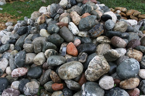 Kamenclub.ru: Ландшафтные валунчики фр.100-500 мм.  купить в Челябинске крупный природный камень серый, темно-серый, светло-серый речной валун крупный 4800 руб/т   фото КАМЕНЬ КЛУБ