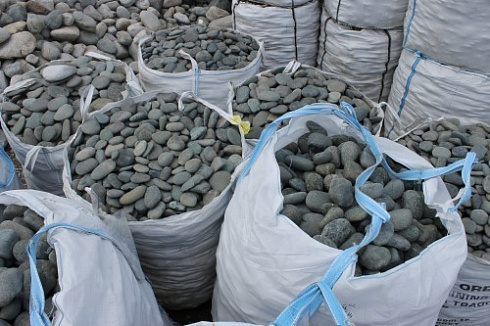 Kamenclub.ru: Темно-серый валунчик фр.100-300 мм.  купить в Челябинске крупный природный камень серый, темно-серый, светло-серый речная галька большого размера окатанная 4500 руб/т   фото КАМЕНЬ КЛУБ