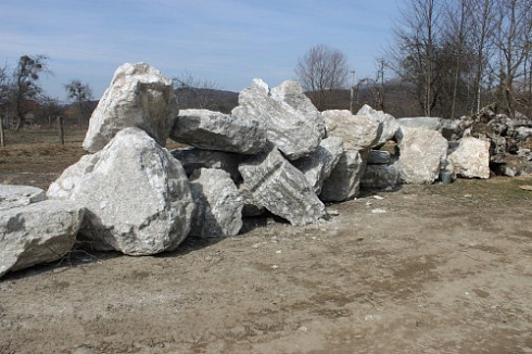 Kamenclub.ru: Мраморизированный известняк фр.500-1500 мм.  купить в Челябинске    10000 руб/т   фото КАМЕНЬ КЛУБ