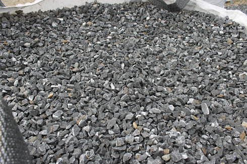 Kamenclub.ru: Щебень крошка черный (мрамор) фр. 5-10 мм.  купить в Челябинске мрамор черный с белыми прожилками, черный, белый мраморная крошка декоративная ландшафтная 11000 руб/т   фото КАМЕНЬ КЛУБ