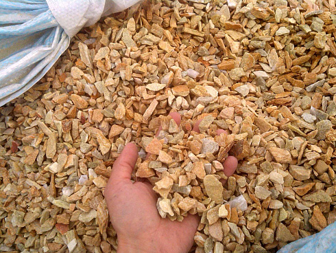 Kamenclub.ru: Щебень крошка желтый (ЗЛАТОЛИТ) фр. 10-20 мм.  купить в Челябинске златолит бежевый, золотистый, желтый каменная декоративная крошка щебня златолита 10800 руб/т   фото КАМЕНЬ КЛУБ