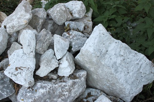 Kamenclub.ru: Мраморизированный известняк фр. 100-500 мм.  купить в Челябинске известняк серый белый темно-серый сероватый валун природного образования окатанный 10500 руб/т   фото КАМЕНЬ КЛУБ