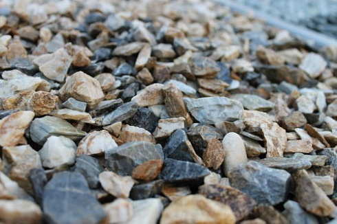 Kamenclub.ru: Мраморная крошка (щебень крошка медовый), фр. 10-20 мм.  купить в Челябинске песчаник бежевый, серый каменная ландшафтная крошка  12000 руб/т   фото КАМЕНЬ КЛУБ