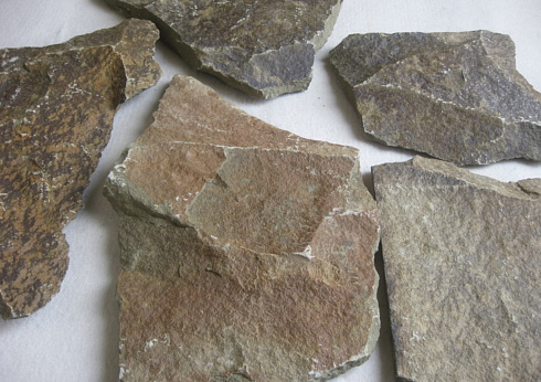 Kamenclub.ru: Песчаник пластушка "фонтанка" серо-зеленая (3,0-5,0 см)  купить в Челябинске песчаник серо-зеленая колотые плитки облицовочные пластушки 11400 руб/м3   фото КАМЕНЬ КЛУБ