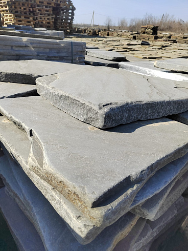 Kamenclub.ru: Песчаник пластушка галтованная светло-серая (3,0 см)  купить в Челябинске песчаник светло-серый, серый ландшафтный камень рваный колотый 21000 руб/м3   фото КАМЕНЬ КЛУБ