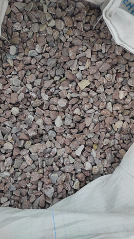 Kamenclub.ru: Мраморная крошка (щебень галтованный розовый) фр.20-40 мм.  купить в Челябинске мрамор розовый, красный оголтованный округлый щебень  15000 руб/т   фото КАМЕНЬ КЛУБ