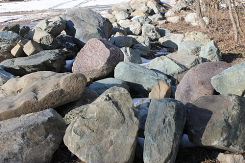 Kamenclub.ru: Гранит скальник (серо-зеленый) фр. 500-1500 мм.  купить в Челябинске гранит мрамор  серый зеленый темно-серый глыба скальная колотая ландшафтная 7 500 руб/т   фото КАМЕНЬ КЛУБ
