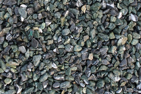 Kamenclub.ru: Мраморная крошка (щебень галтованный микс:зеленый-черный) фр.10-20 мм.  купить в Челябинске мрамор зеленый, черный декоративные ландшафтные окатанные округлые камни щебня 14500 руб/т   фото КАМЕНЬ КЛУБ