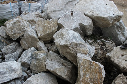 Kamenclub.ru: Мраморизированный известняк фр. 100-500 мм.  купить в Челябинске известняк серый белый темно-серый сероватый валун природного образования окатанный 10500 руб/т   фото КАМЕНЬ КЛУБ