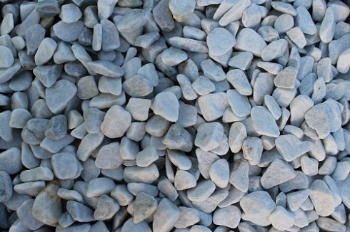 Kamenclub.ru: Мраморная крошка (щебень галтованный белый), фр.20-40 мм.  купить в Челябинске мрамор белый бежевый молочный мраморный щебень декоративный 17000 руб/т   фото КАМЕНЬ КЛУБ