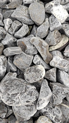 Kamenclub.ru: Щебень галтованный черный (мрамор) фр.40-70 мм.  купить в Челябинске мрамор черный с белыми прожилками, черный, белый щебень галтованный округлый 13500 руб/т   фото КАМЕНЬ КЛУБ