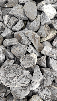 Kamenclub.ru: Щебень галтованный черный (мрамор) фр.40-70 мм.  купить в Челябинске мрамор черный с белыми прожилками, черный, белый щебень галтованный округлый 13500 руб/т   фото КАМЕНЬ КЛУБ