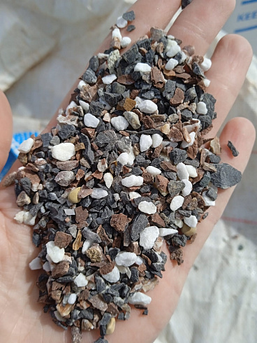 Kamenclub.ru: Мраморная крошка (щебень крошка микс : белый-черный-розовый) фр. 5-10 мм.  купить в Челябинске мрамор белый, черный, розовый, разноцветный микс декоративная мраморная каменная крошка 12000 руб/т   фото КАМЕНЬ КЛУБ