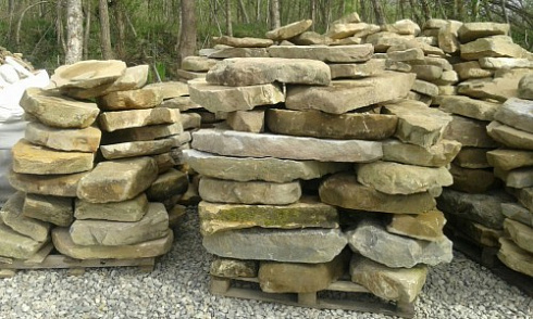 Kamenclub.ru: Песчаник плиты - плахи - пошаговые дорожки (фр. 70-150 мм)  купить в Челябинске песчаник серый бежевый желтый зеленый колотый песчаник строительный 6500 руб/т   фото КАМЕНЬ КЛУБ