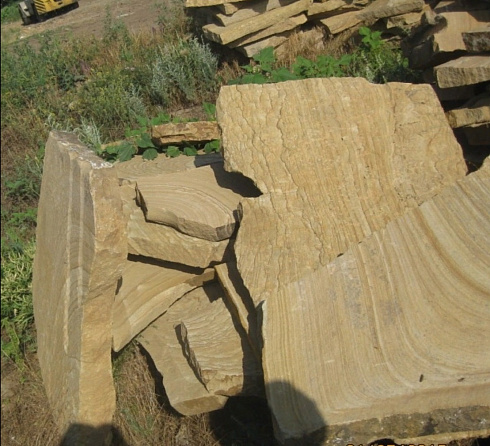 Kamenclub.ru: Форматный камень (плаха) пошаговая дорожка от 70-150 см (4 -12 см)  купить в Челябинске плитняк  форматный плаха желтый песчаник 9 000 руб/т   фото КАМЕНЬ КЛУБ