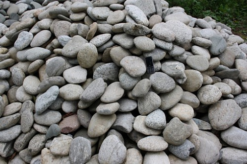 Kamenclub.ru: Галька речная плоская (бело-серая) фр. 100-200-300 мм. купить  в Челябинске галька речная плоская серый, белый, бело-серый, серо-белый речная галька плоская  9000 руб/т   фото КАМЕНЬ КЛУБ