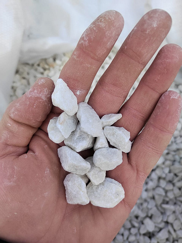 Kamenclub.ru: Мраморная крошка, щебень, цвет-белый, фр. 10-20 мм.  купить в Челябинске мрамор белый, молочный айвори каменная ландшафтная декоративная крошка шебня 12000 руб/т   фото КАМЕНЬ КЛУБ