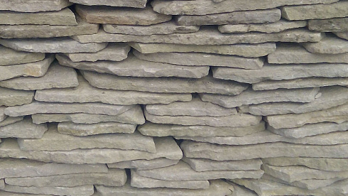 Kamenclub.ru: Песчаник пластушка светло-серый (2,0 см)  купить в Челябинске плитняк- ластушка светло-серый, серый рваный ландшафтный плитняк колотый 13800 руб/м3   фото КАМЕНЬ КЛУБ