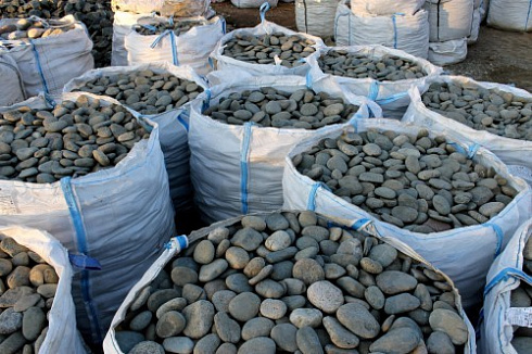 Kamenclub.ru: Галька речная плоская (темно-серая) фр. 100-200-300 мм. купить  в Челябинске галька речная плоская темно-серый, серый, синий речной галечник плоский 9000 руб/т   фото КАМЕНЬ КЛУБ