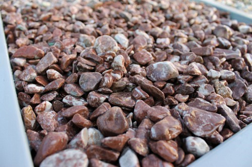 Kamenclub.ru: Мраморная крошка (щебень галтованный розовый) фр.10-20 мм.  купить в Челябинске мрамор розовый, красный ландшафтный декоративный окатанный округлый щебень 15000 руб/т   фото КАМЕНЬ КЛУБ