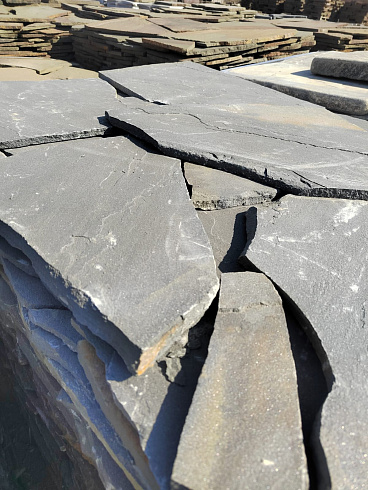 Kamenclub.ru: Песчаник пластушка светло-серый (2,0 см)  купить в Челябинске плитняк- ластушка светло-серый, серый рваный ландшафтный плитняк колотый 13800 руб/м3   фото КАМЕНЬ КЛУБ