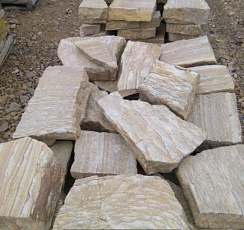 Kamenclub.ru: Песчаник пластушка желтый с рисунком (7-15 см)  купить в Челябинске плитняк - пластушка - бут желтый песчаник 10200 руб/м3   фото КАМЕНЬ КЛУБ