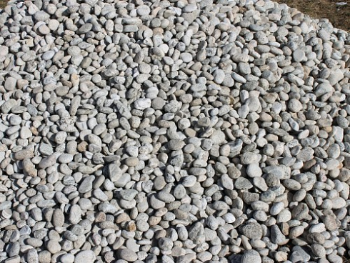 Kamenclub.ru: Галька речная окат (серо-белая) фр. 70-120 мм купить  в Челябинске галька галечник бело-серая, серо-белая, серая, белая речная природная галька  8000 руб/т   фото КАМЕНЬ КЛУБ