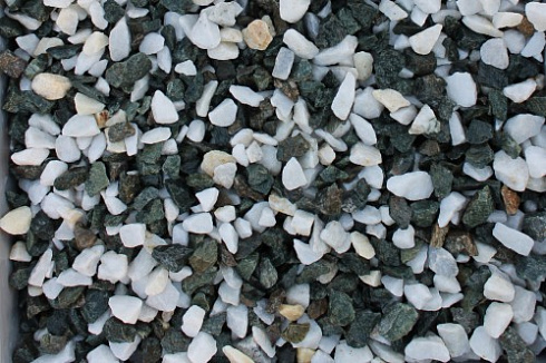 Kamenclub.ru: Мраморная крошка (щебень крошка микс : белый-черный-розовый) фр. 3-5 мм.  купить в Челябинске мрамор белый, черный, розовый, разноцветный мраморная каменная крошка декорвтивная 12000 руб/т   фото КАМЕНЬ КЛУБ
