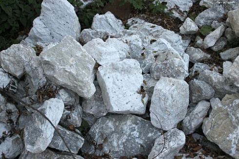 Kamenclub.ru: Мраморизированный известняк фр. 100-500 мм.  купить в Челябинске известняк серый белый темно-серый сероватый валун природного образования окатанный 10500 руб/т   фото КАМЕНЬ КЛУБ