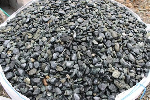 Kamenclub.ru: Щебень галтованный зеленый (змеевик) фр. 20-40 мм.  купить в Челябинске мрамор зеленый, салатовый оголтованный щебень мраморный 12500 руб/т   фото КАМЕНЬ КЛУБ