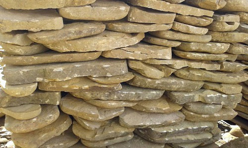 Kamenclub.ru: Песчаник колотый для облицовки (фр. 2-3 см)  купить в Челябинске песчаник бежевый серый рыжий песчаник строительный 5000 руб/т   фото КАМЕНЬ КЛУБ