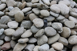 Kamenclub.ru: Галька речная плоская (бело-серая) фр. 100-200-300 мм. купить в Челябинске галька речная плоская серый, белый, бело-серый, серо-белый речная галька плоская  9000 руб/т   фото КАМЕНЬ КЛУБ