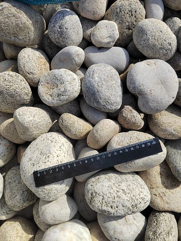 Kamenclub.ru: Галька речная окат (серо-белая) фр. 70-120 мм купить  в Челябинске галька галечник бело-серая, серо-белая, серая, белая речная природная галька  8000 руб/т   фото КАМЕНЬ КЛУБ