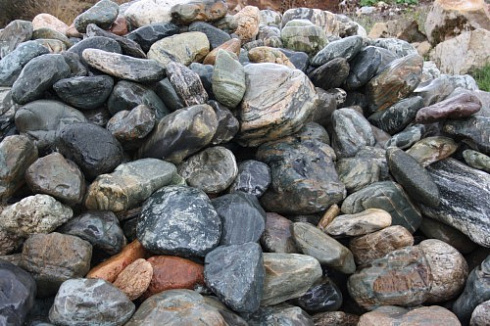 Kamenclub.ru: Ландшафтные валунчики фр.100-500 мм.  купить в Челябинске крупный природный камень серый, темно-серый, светло-серый речной валун крупный 4800 руб/т   фото КАМЕНЬ КЛУБ