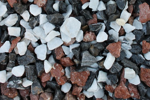 Kamenclub.ru: Мраморная крошка (щебень крошка микс : белый-черный-розовый) фр. 3-5 мм.  купить в Челябинске мрамор белый, черный, розовый, разноцветный мраморная каменная крошка декорвтивная 12000 руб/т   фото КАМЕНЬ КЛУБ